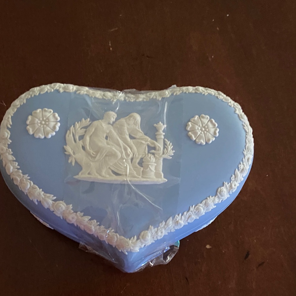 Wedgwood Jasperware blue and white heart-shaped trinket box